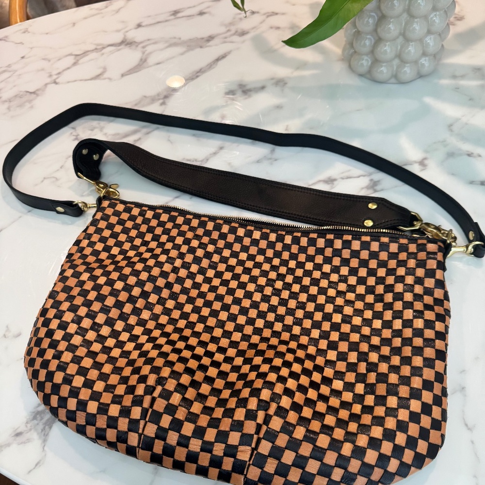 CLARE V : MOYEN MESSENGER : BLACK & NATURAL WOVEN CHECKER